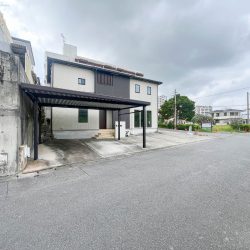 【西原町上原の戸建て】築浅5年の遊び心満載の住戸！2階は住居スペース！1階は店舗兼防音室あり！