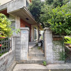 正面入口外観