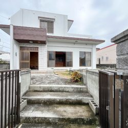 【うるま市勝連南風原の戸建て】約132㎡の広々5LDK角地の一戸建て！並列3台駐車可能！ルーフバルコニー付き！防水塗装済み！