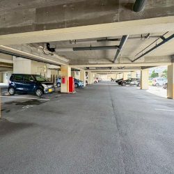 屋根付き駐車場外観