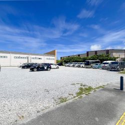 【豊見城市豊崎の売地】建築条件なしの約332坪の角地！準工業につき事業用地にも！